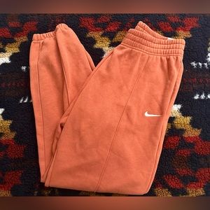 NWT Nike Sportswear Women’s Essentials Fleece Sweatpants Size Medium